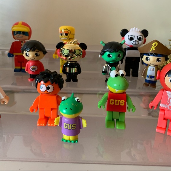 Pocket watch Ryans world robot, mini collectible figures lot of 13 Carrying case - Picture 4 of 9